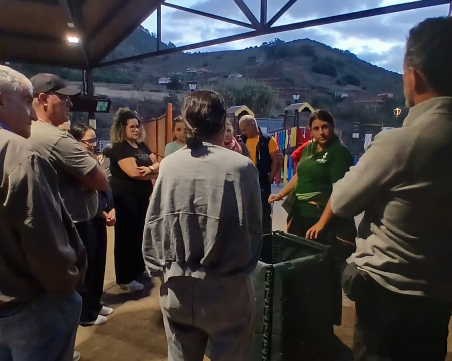 Tegueste impulsa el compostaje en el Mercadillo del Agricultor con el proyecto ‘Abónate al Cambio’ 4 WhatsApp Image 2025 11 12 at 08.13.16