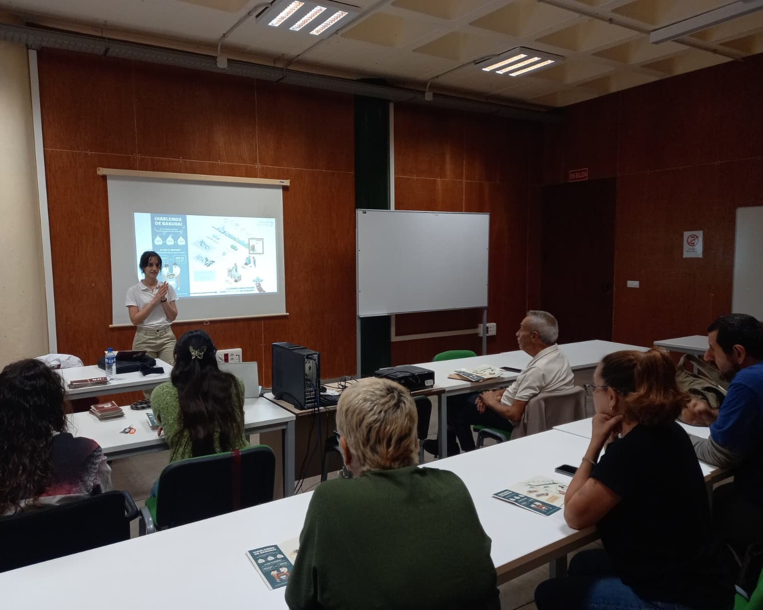 El proyecto ‘Abónate al Cambio’ continúa su ruta formativa en el Mercadillo de La Matanza