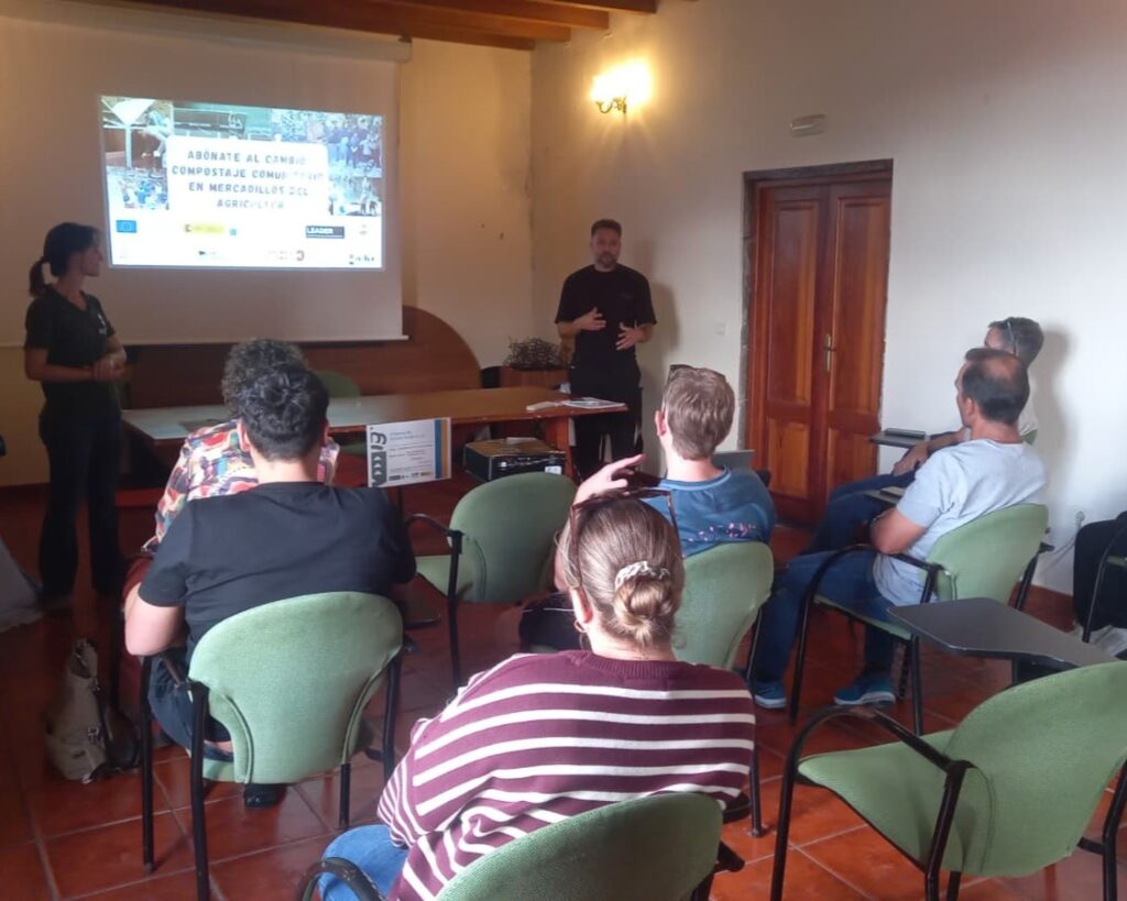 El proyecto ‘Abónate al Cambio’ cierra sus sesiones formativas en el Mercadillo del Agricultor Cooperativa Las Medianías 2 WhatsApp Image 2025 11 19 at 12.06.08 1